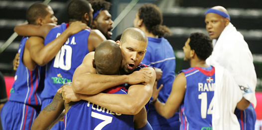 Francisco García abraza a Luís Flores y el equipo dominicano celebra su victoria frente a Venezuela