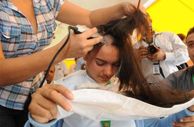 una de los jóvenes que se cortó el pero en solidaridad con Hugo Chávez