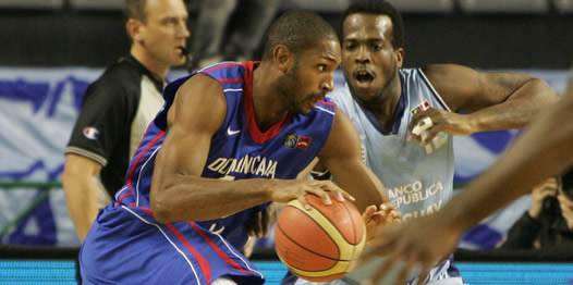 Al Horford ataca frente a un jugador de Uruguay. Encestó 21 puntos.