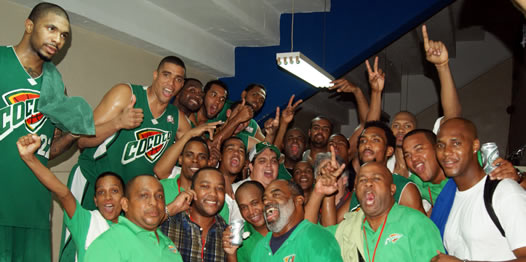 Jugadores, directivos y fanáticos de los Cocolos celebran su pase a la final 