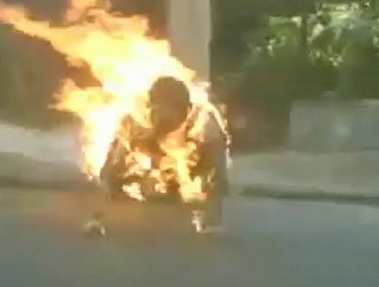 Momentos en que el suicida arde en llanas luego de rociarse gasolina y prenderse con un fósforo.