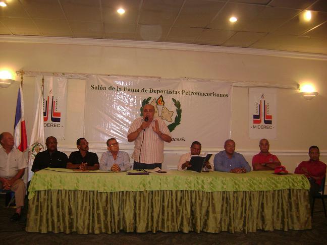Parte de la directiva del comité organizador del III Ceremonial del Salón de la Fama de Deportistas Petromacorisanos