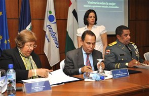 En la foto aparecen Radhmés Jiménez, Magaly Caram y el jefe de la Policía José Armando Polanco Gómez